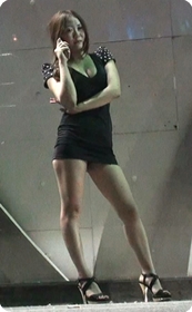 穿着暴露的夜店美女打电话找人