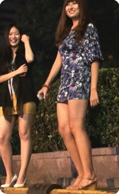 夜店小妞没生意,在街边闲聊