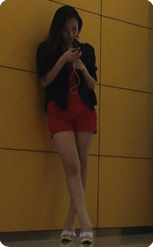 美女一边玩手机我一边拍