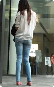 街拍蓝色紧牛MM性感美臀