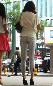 一个紧牛一个红色短裙两个都是极品