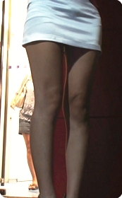 三个极品美女在街上招揽顾客