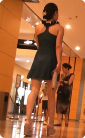 性感迷人的蓝色连衣裙少妇