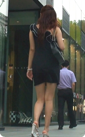 跟拍包臀短裙美腿少妇