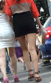 两个丰满的包臀裙美少妇