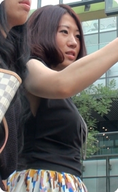 三里屯街拍两个短裙少妇