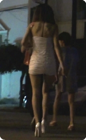 白色包臀裙MM跟男朋友去开房