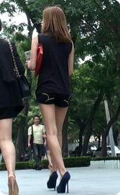 牛仔紧身热裤,显露白嫩长腿