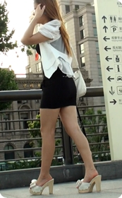 给力!两个超短裙包臀美女