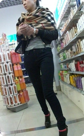 屈臣氏街拍高跟牛仔少妇