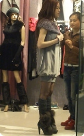 街拍爱美的黑丝少妇