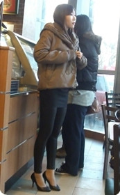 高挑的漆皮美女