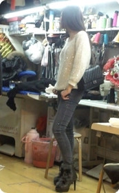 高跟紧牛包臀少妇