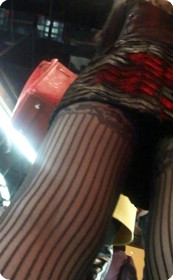 少妇爱穿竖条黑丝,上电梯