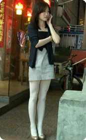 罕见白丝配高跟,街拍被发现