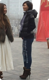 广场上的牛仔包臀少妇