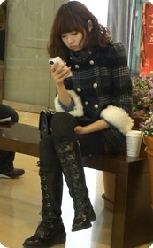 清纯美女个性长靴