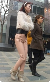 少见的粉色紧身包臀裤