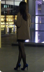 亮眼的黑色短裙小女人