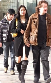 街拍风衣小少妇