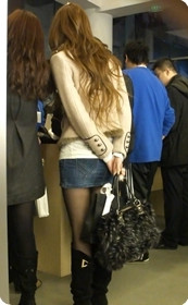 苹果专卖店街拍黑丝美眉