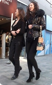 街拍长腿布裤小少妇