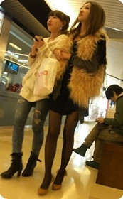 跟拍商场里一个喝醉酒的黑丝