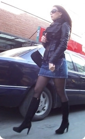 爱穿黑丝牛仔短裙的老外