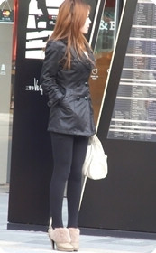 美眉皮衣搭配黑丝,引来无数回头率