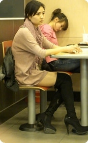 长靴美女,当冰激凌在她嘴巴划过