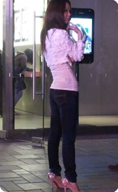 牛仔美眉,故意把臀部翘得很高