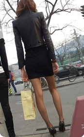 非常风骚的一个黑丝美眉