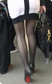 郎才女貌,黑丝美眉把臀部包的好紧