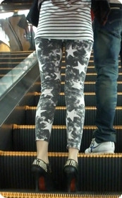 这样的紧身裤还蛮有个性的