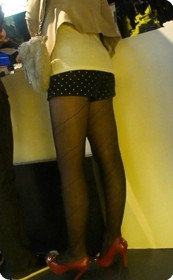 斑点超短裙少妇