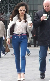 老外身边非常靓丽的牛仔美女