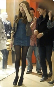 街拍老外黑色,短裙超透明