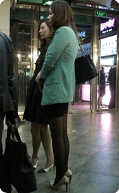 细高跟配超短裙少妇