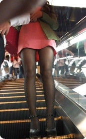 红色薄裙,黑丝少妇,裙子好透明噢