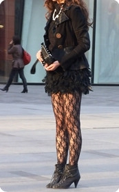 街拍丝袜,此女实在是太风骚了