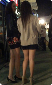 酒吧门口的一群靓女