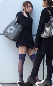 漂亮丝袜小妹不开心