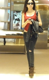 街拍极品牛仔包臀美女,好想让你投入我的怀抱