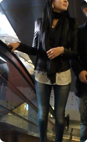 极美牛仔女,坐电梯时和男友热吻