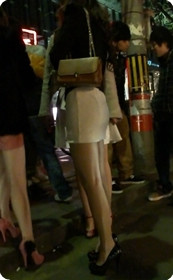 包臀紧身白裙少妇