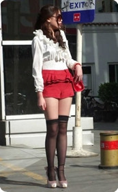 强悍,当众脱掉黑丝秀大腿