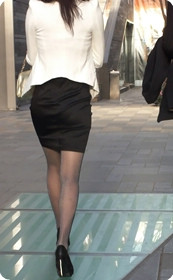 街拍贵妇的黑丝,被摸大腿