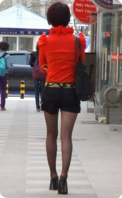 街拍黑丝少妇的魅力