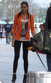 街拍长腿紧身裤美女