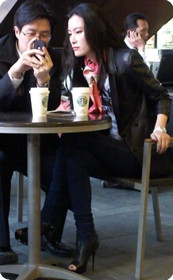 老板身边的长腿气质美女,紧身牛仔